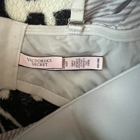 36D Victoria’s Secret striped bra with removable straps (like new) - Picture 3 of 4